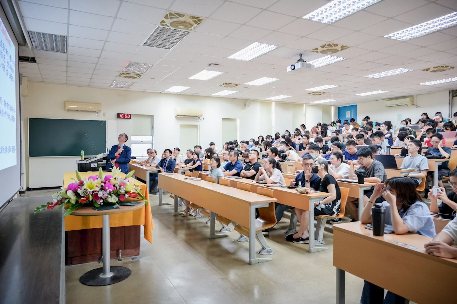 陳仲瑄院士分享團隊自主研發高階儀器的過程，是如何突破現有技術瓶頸，推動臺灣邁入自主開發高階檢測儀器的時代。