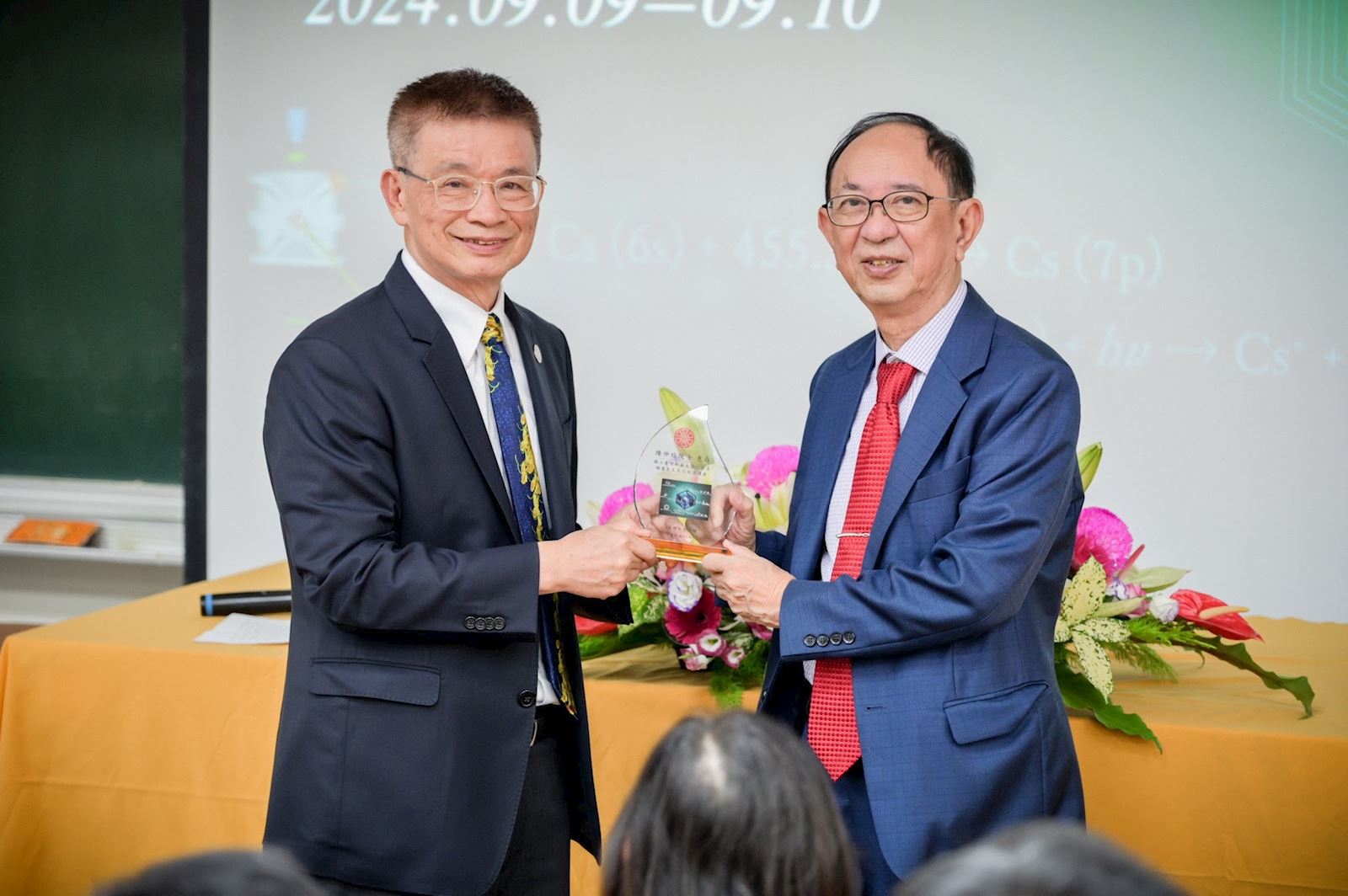 第三屆魏盧衮太夫人紀念傑出化學講座得主為中央研究院院士陳仲瑄（右）。