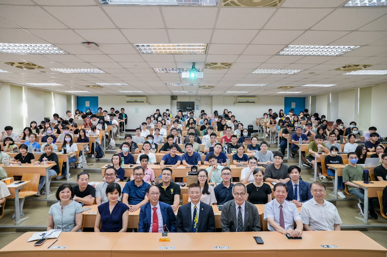 9月9日陳仲軒院士應邀至臺師大，進行「創新質譜儀的研發與應用」專題演講。