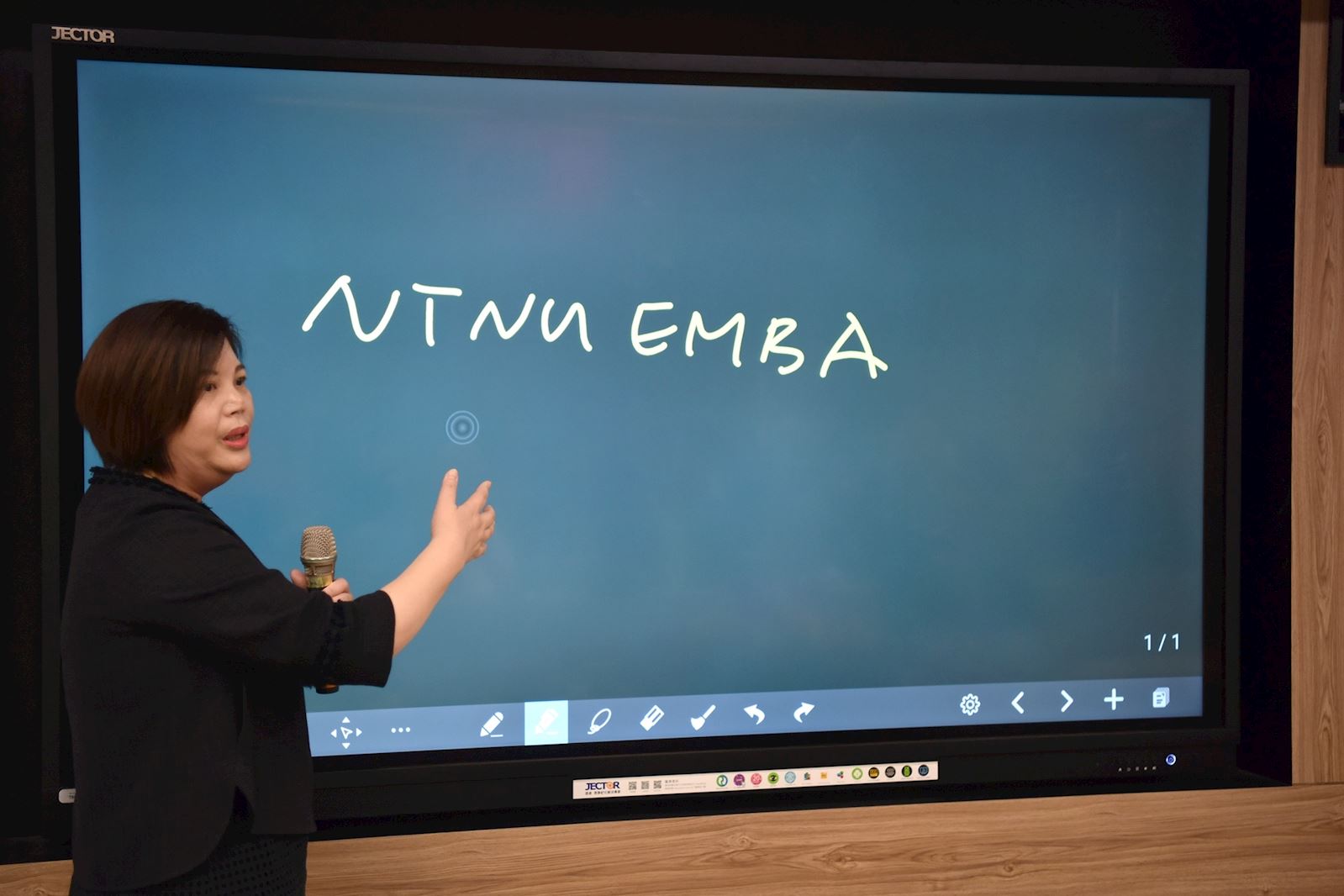 捷達光電總經理翁如玉(臺師大EMBA107級校友)介紹使用方式及功能