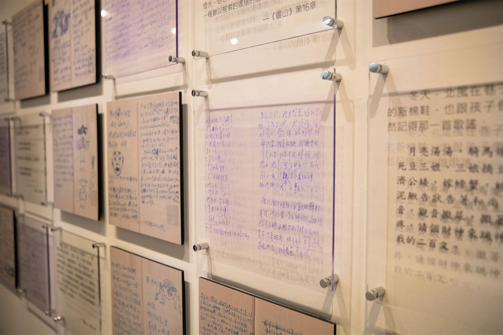 本次展出許多珍貴典藏，包含首次公開的《靈山》寫作素材筆記本。