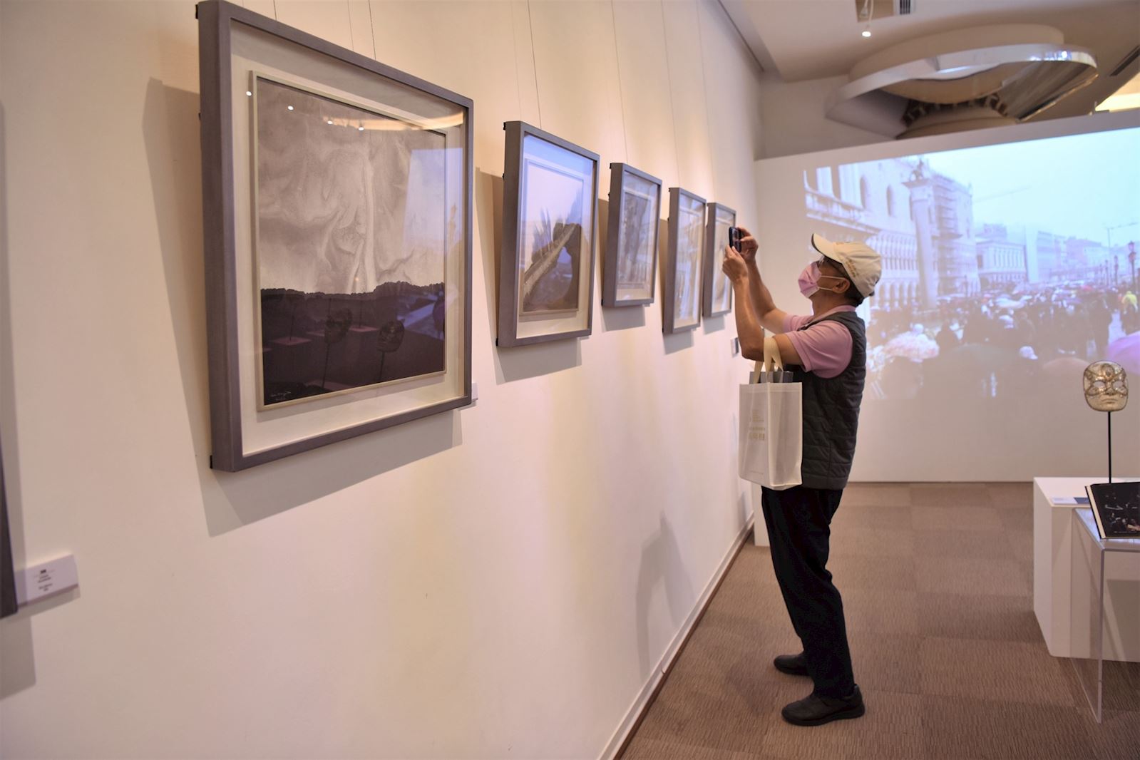 觀眾觀賞高行健畫作