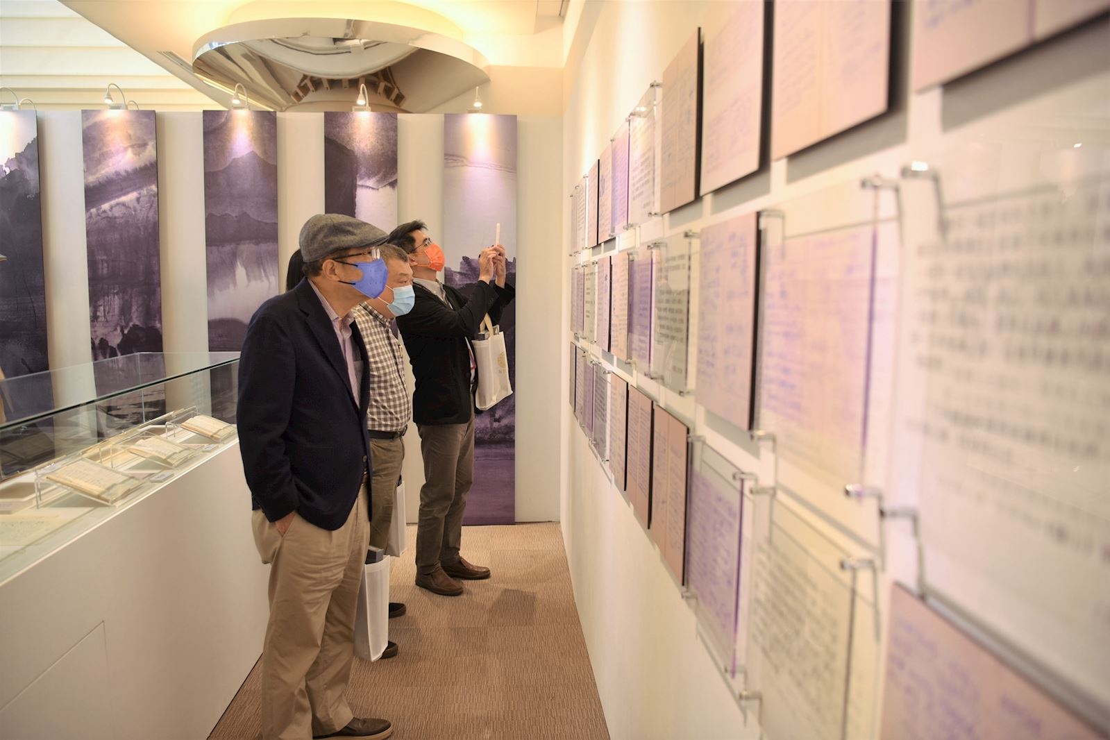 觀眾欣賞高行健80年代至中國遊歷時的手稿。