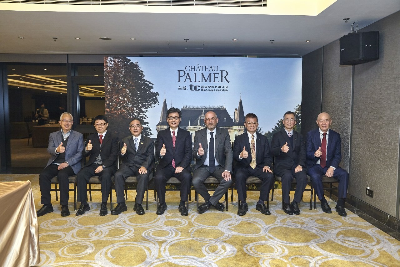 左起：臺北長庚紀念醫院謝燦堂名譽院長、國立臺灣科技大學顏家鈺校長、國立臺灣大學陳文章校長、馨昌股份有限公司鄧傳馨董事長、Château Palmer CEO Thomas Duroux、國立臺灣師範大學吳正己校長、國立政治大學李蔡彥校長、特力集團何湯雄總裁