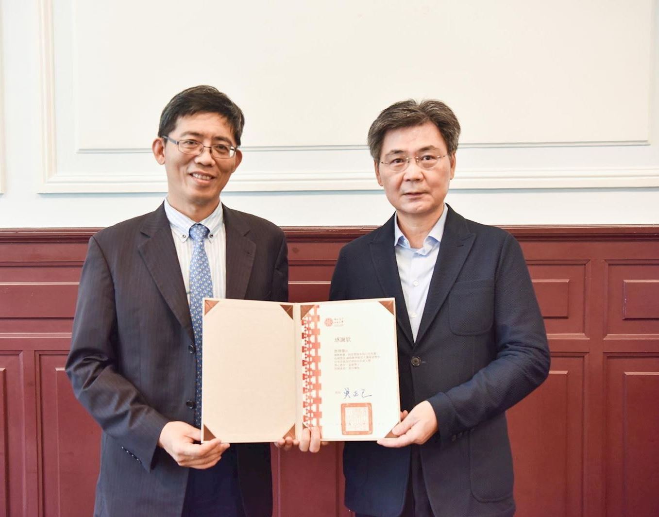印永翔副校長(左)頒發感謝狀予鄧傳馨董事長(右),感激他一直以來對臺師大的捐贈興學。
