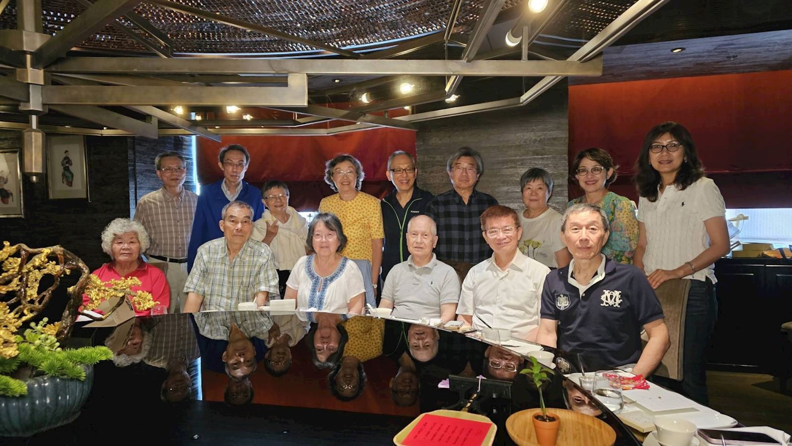 陳秋山與當時任教班級－63級物理系同學餐敘。