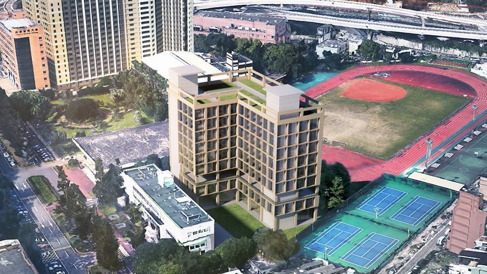 國際教學研究大樓將坐落行政大樓後方、緊鄰網球場，以L型建築設計